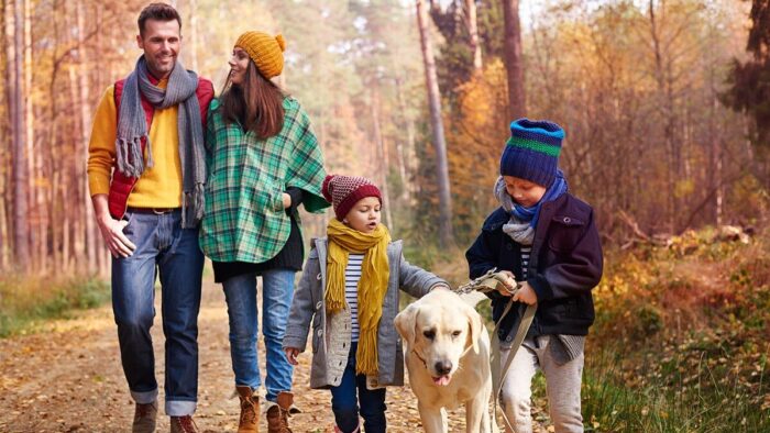 Een gezin is buiten aan het wandelen om een herfstdip te voorkomen